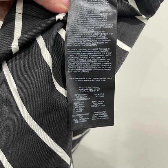 Volcom Frochickie Stripe Mini Skirt Zipper Front Black White Size Medium - Picture 10 of 12